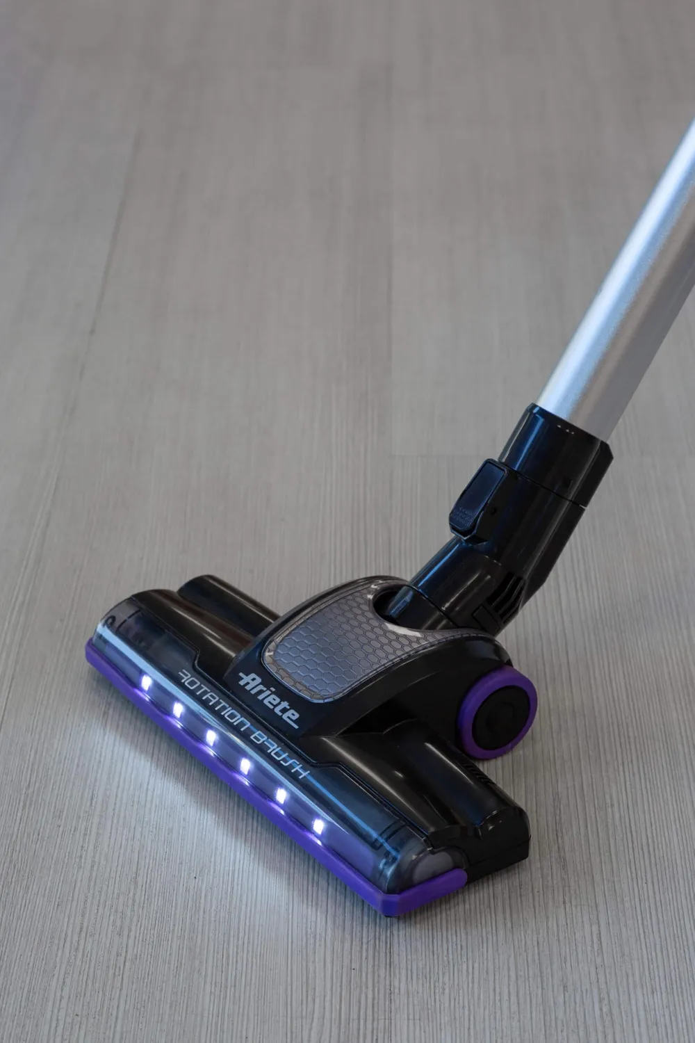 Ariete 2359 Handy Force scopa elettrica filo 600W viola